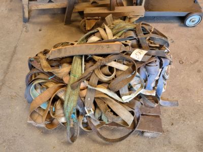 un tas de ferraille par terre, à côté d'un chariot