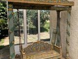 une photo d'un kiosque dans un jardin