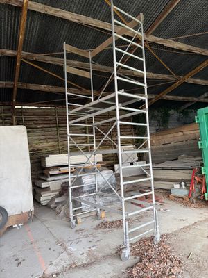 une échelle posée au milieu d'un tas de bois