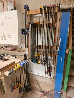 une photo d'un établi sur lequel sont accrochés plusieurs skis