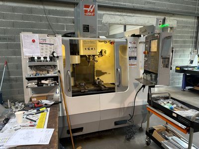 une machine qui se trouve dans une pièce avec de nombreux outils
