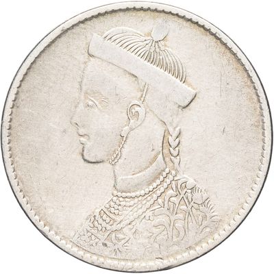 un gros plan d'une pièce de monnaie sur laquelle figure l'image d'un homme coiffé d'un chapeau