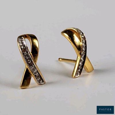 paire de boucles d'oreilles en or et diamants, au motif de ruban