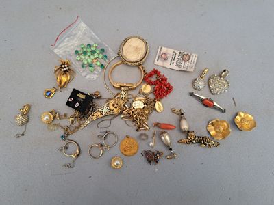 une pile de bijoux assortis sur une table