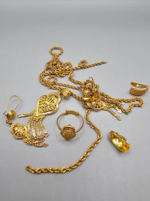 un ensemble de bijoux en or comprenant des bagues, des bracelets et des bagues