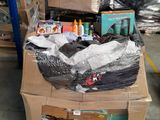 une pile de boîtes posées sur une palette