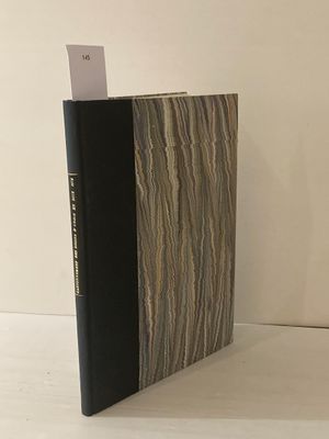 un livre posé sur une table blanche