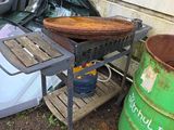 une table sur laquelle est posé un panier, à côté d'une poubelle