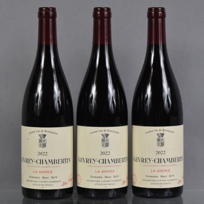 trois bouteilles de vin sont alignées sur une table