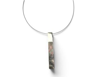 pendentif en argent et nacre sur un collier en argent, sur fond blanc