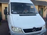 une camionnette blanche garée devant une maison