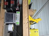 une caisse jaune posée sur une palette dans un garage