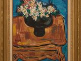 un tableau représentant des fleurs dans un vase posé sur une chaise
