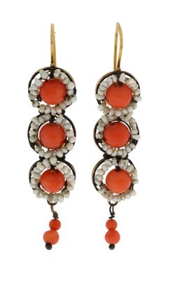 une photo d'une paire de boucles d'oreilles en corail et en perles