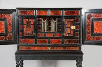 Cabinet en placage d'ébène et écaille rouge ouvrant par deux… (photo 3)