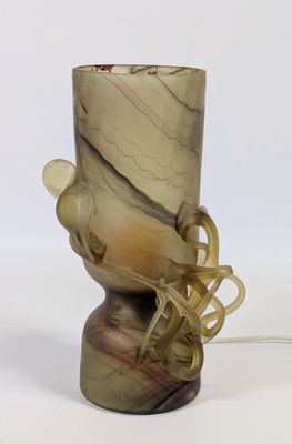 un vase en verre avec un oiseau sur une table