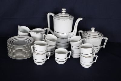 plusieurs tasses et soucoupes et une théière sur la table