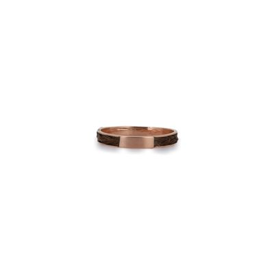 gros plan d'une bague sur fond blanc