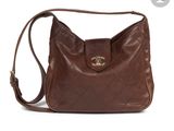 un gros plan d'un sac à main marron sur fond blanc