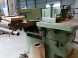 a machine that is sitting on a pallet in a warehouse