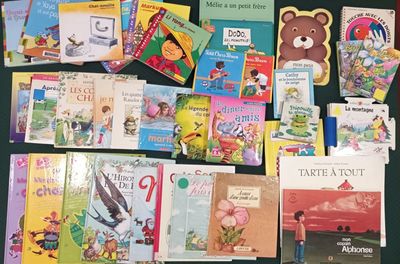 de nombreux livres pour enfants qui se trouvent sur la table