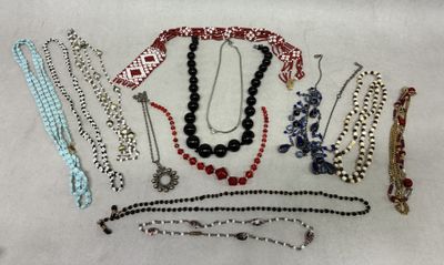 de nombreux colliers et bracelets différents disposés sur une table