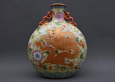 un vase orné d'un dragon posé sur une table