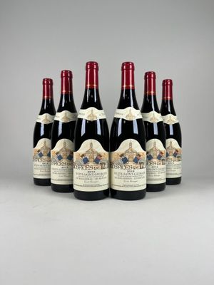 six bouteilles de vin rouge sont alignées sur une table
