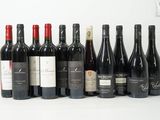 des bouteilles de vin sont alignées sur une surface blanche