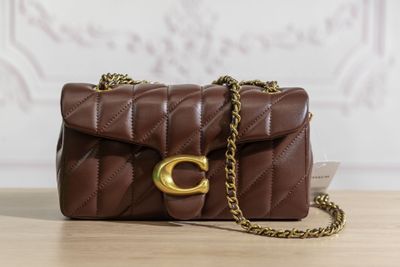 sac à main matelassé marron avec des finitions dorées et une bandoulière en chaîne
