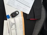 un siège auto avec une pile de papiers et une télécommande