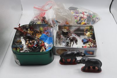 deux boîtes remplies de jouets posées sur une table