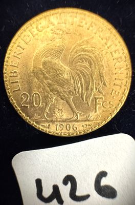 une image représentant une pièce d'or avec un petit bout de papier à côté