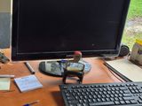 un bureau sur lequel se trouvent un ordinateur, un clavier, une souris et des papiers