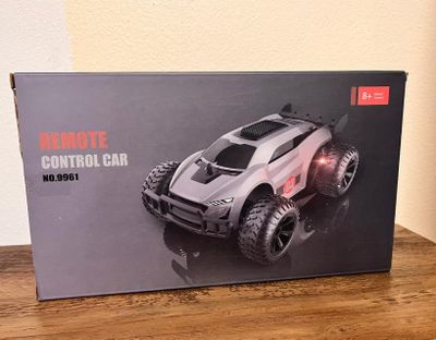 une voiture télécommandée dans la boîte posée sur la table