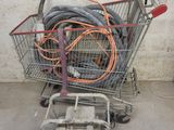 un caddie contenant des tuyaux et un chariot contenant des tuyaux
