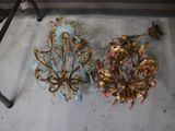 deux fleurs dorées et bleues posées par terre à côté d'une chaise