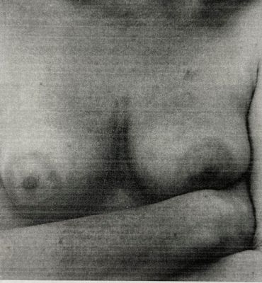 une vieille photo en noir et blanc représentant la poitrine d'une femme