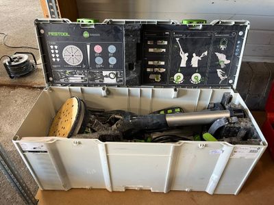une boîte à outils avec des outils à l'intérieur sur le sol