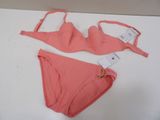 deux sous-vêtements roses sont posés sur une surface blanche