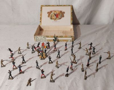 tout un tas de figurines qui traînent dans une boîte
