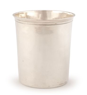 une coupe en argent sur fond blanc, avec un fond blanc