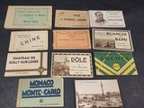 Plusieurs types de cartes de visite sont disposés sur une table