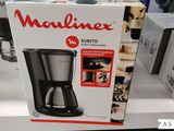 un carton contenant une cafetière, exposé dans un magasin