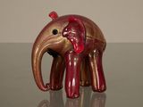 une figurine d'éléphant posée sur une table en verre
