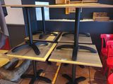des tables et des chaises dans une pièce au sol carrelé et aux murs bleus