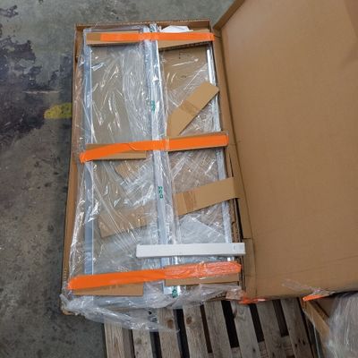 une boîte en carton posée sur une palette