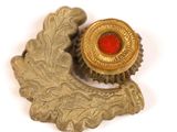 une broche en or sertie d'une pierre rouge