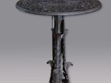 une image représentant une table ronde avec un piètement en métal et un motif floral