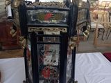 une horloge posée sur une table dans une pièce